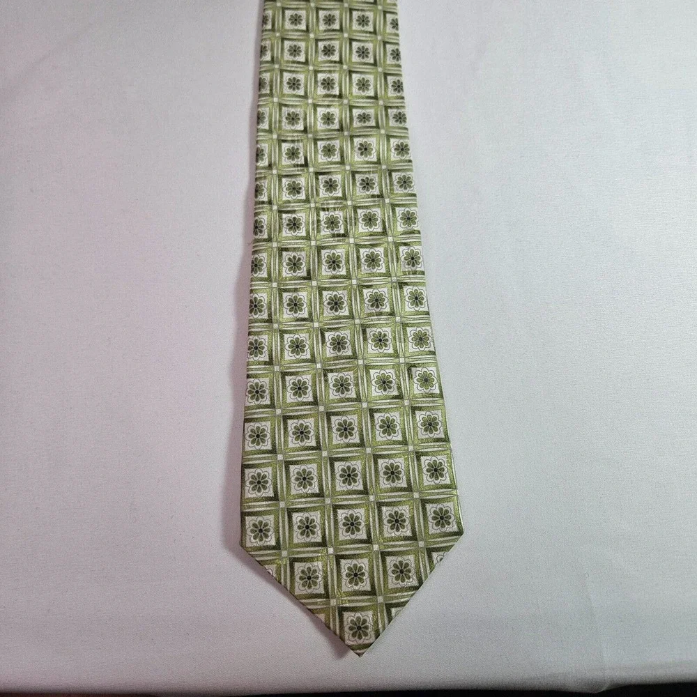 New Geoffrey Beene 100%‎ Silk Hand Made Tie Geometric Green 3.75